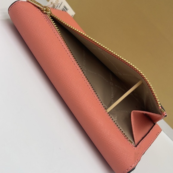 MICHAEL KORS JET SET TRAVEL LARGE TRIFOLD WALLET SHERBERT COLOR
NWT - Picture 13 of 16